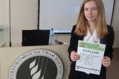 Karolina Kostan, reprezentantka „Vita Minek”, po odebraniu dyplomu. Kłobuccy uczniowie pokonali aż 87 szkół z całej Polski.