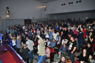 Bawiący się na charytatywnym koncercie zapełnili salę widowiskową MOK-u. JAROSŁAW JĘDRYSIAK Bawiący się na charytatywnym koncercie zapełnili salę widowiskową MOK-u. JAROSŁAW JĘDRYSIAK