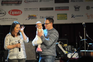 Na koncercie była też mała Zosia z rodzicami. Widok tłumu ludzi wzruszył jej mamę. JAROSŁAW JĘDRYSIAK Na koncercie była też mała Zosia z rodzicami. Widok tłumu ludzi wzruszył jej mamę. JAROSŁAW JĘDRYSIAK