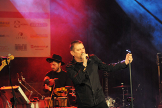 Widzowie wczuli się w rockowy klimat imprezy już od pierwszego koncertu, który dał Sztywny Pal Azji. JAROSŁAW JĘDRYSIAK Widzowie wczuli się w rockowy klimat imprezy już od pierwszego koncertu, który dał Sztywny Pal Azji. JAROSŁAW JĘDRYSIAK