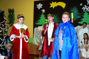 Przedstawienie, które wystawiły dzieci, składało się między innymi z jasełek. PROMOCJA KŁOBUCK/SP NR 2 KŁOBUCK