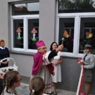 Poświęcenie przedszkola dokonał ks. bp Antoni Długosz. JAROSŁAW JĘDRYSIAK K - Szko_a ma sztandar, przedszkole - nowe sale 2